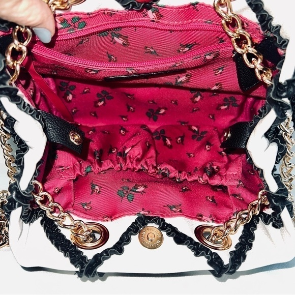 💥SALE💥 Betsey Johnson Bow Satchel Pebble Texture Faux Leather Gold Chain EUC - Picture 8 of 16